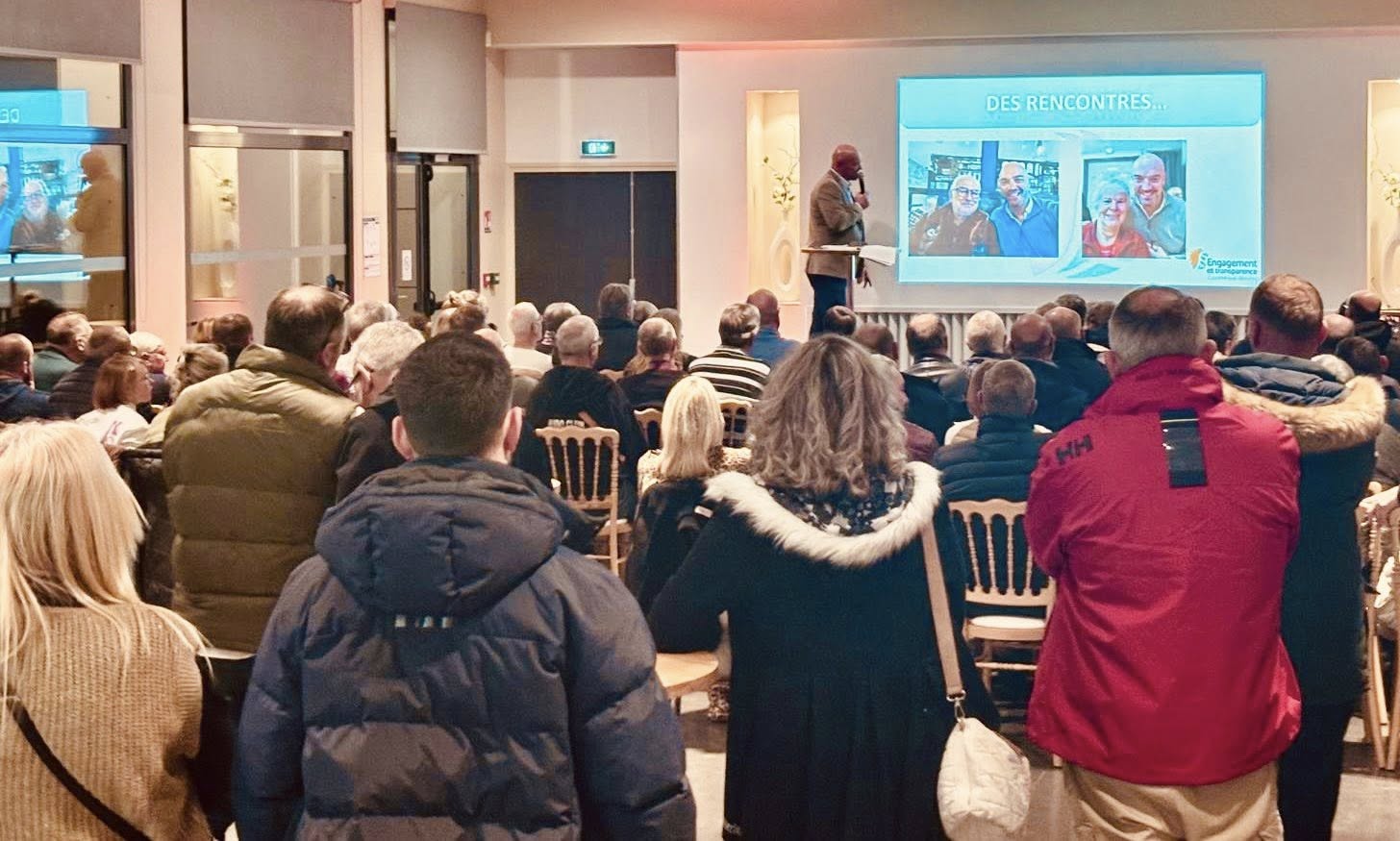 Salle comble pour cette première grande réunion publique